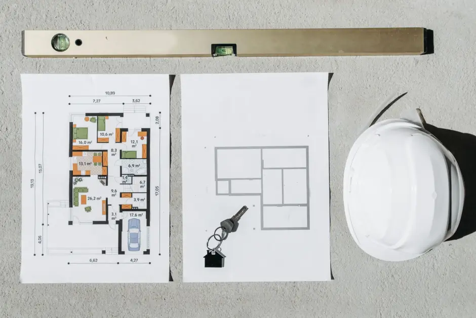 Plans de travaux et outils posés sur un chantier