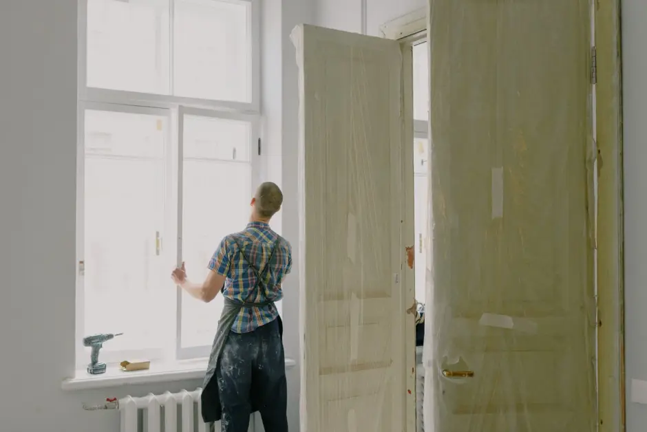 Pose d’une fenêtre lors d’un chantier de rénovation