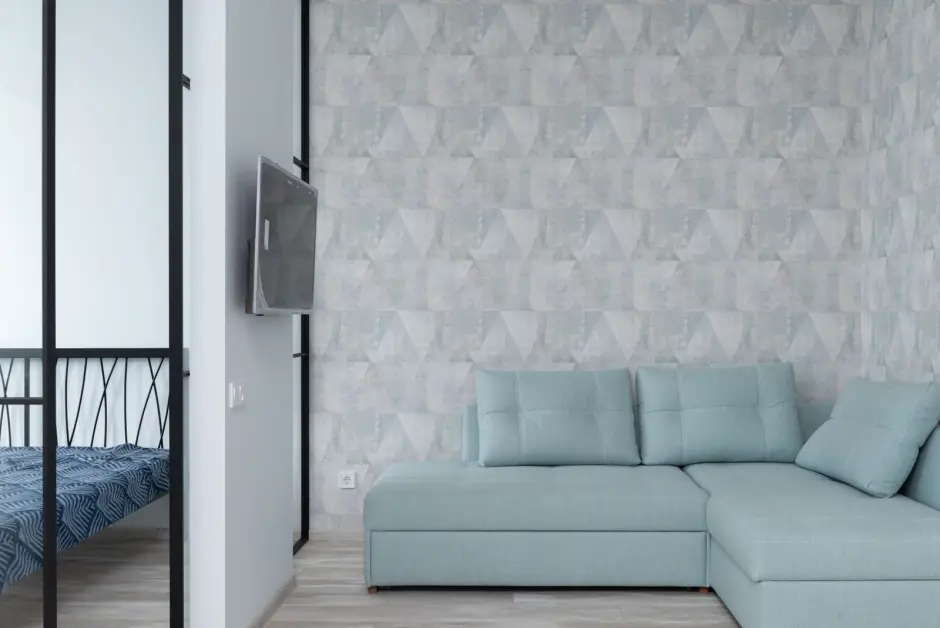 Salon avec mur habillé d’un revêtement décoratif
