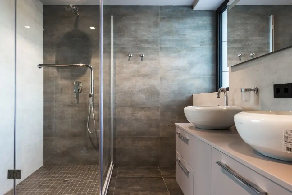 Salle de bain rénovée avec douche vitrée